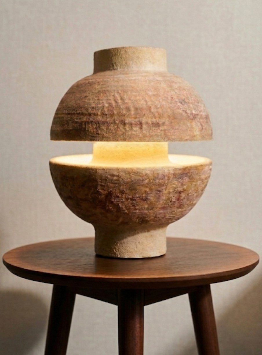Lámpara de sobremesa Nexus, volúmenes esféricos seccionados en gres natural — Land Ceramic