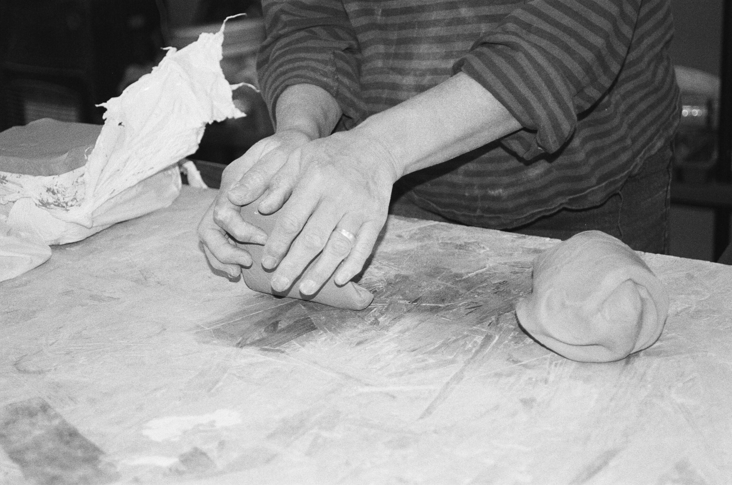 Patricia amasando barro en el taller — Land Ceramic