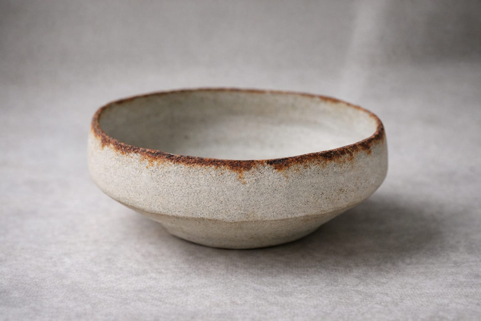 Cuenco Centro en gres con óxido de hierro — Land Ceramic