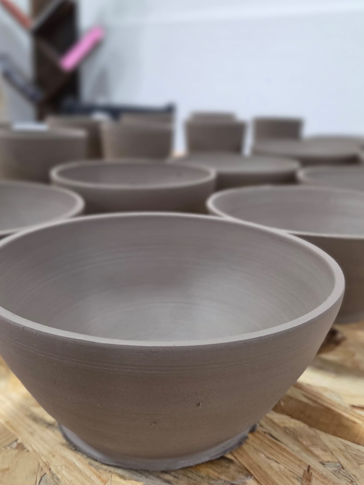 Piezas secando en el taller — Land Ceramic