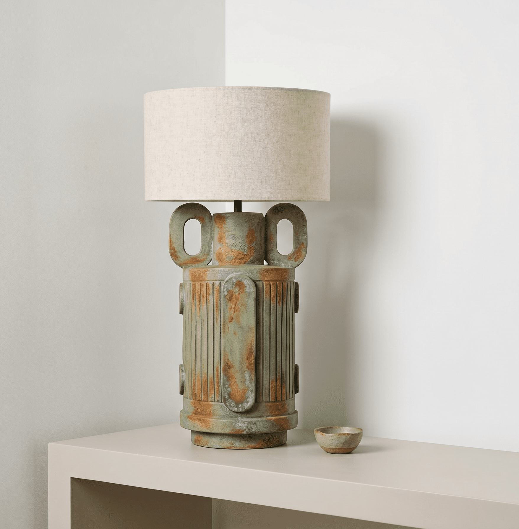 Lámpara de sobremesa Industrial en gres con pátina de óxidos verdes y cobrizos — Land Ceramic iluminación cerámica