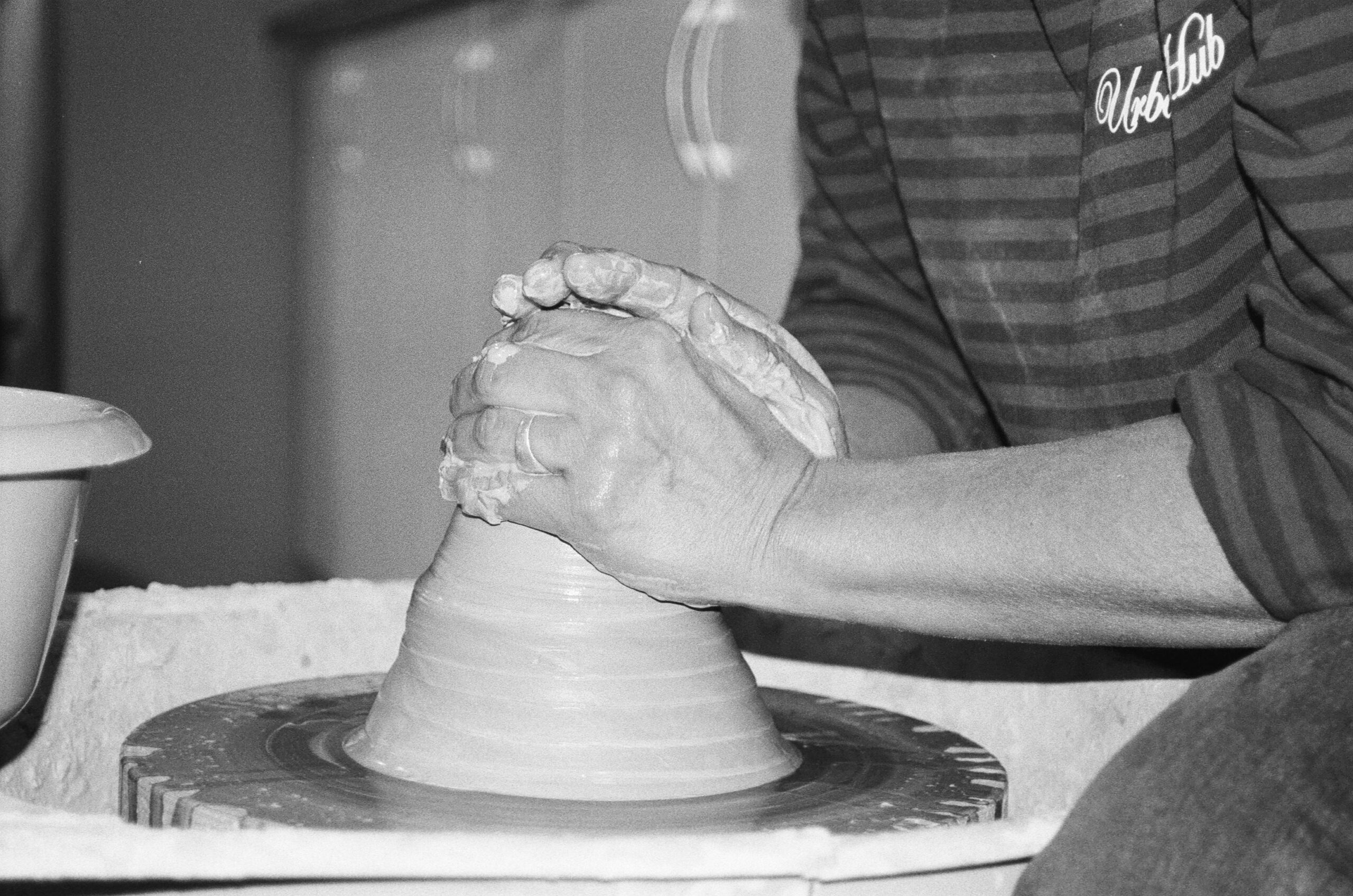 Patricia centrando barro en el torno — Land Ceramic
